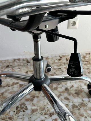 Silla de oficina diseño blanco y plateado