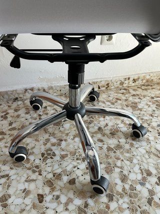 Silla de oficina diseño blanco y plateado
