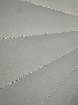 Silla de oficina diseño blanco y plateado