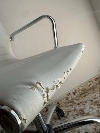 Silla de oficina diseño blanco y plateado