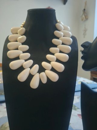Collana a goccia beige e oro