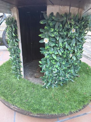 Bobina de madera grande decorada