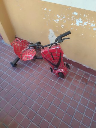 Triciclo eléctrico Spiderman
