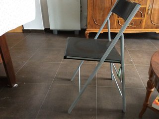 Silla plegable negra y plateada. 51,73€ unidad