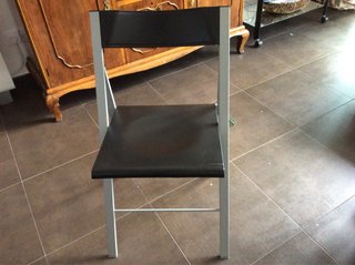 Silla plegable negra y plateada. 51,73€ unidad