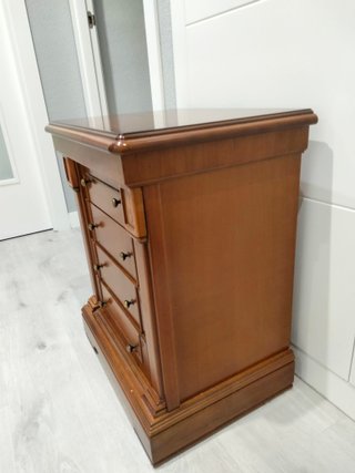 Mesita de noche de madera con cajones