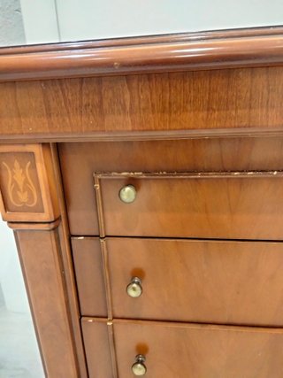 Mesita de noche de madera con cajones