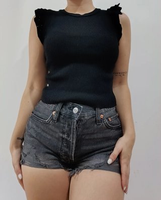Camiseta negra con volantes