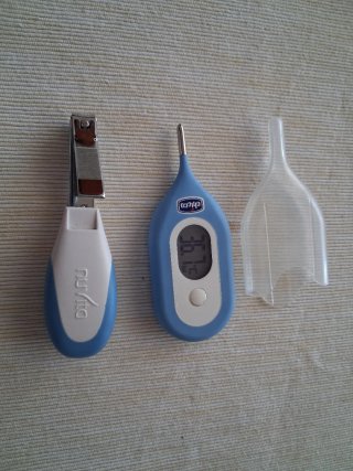 Termómetro e corta-unhas para bebé.