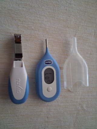 Termómetro e corta-unhas para bebé.