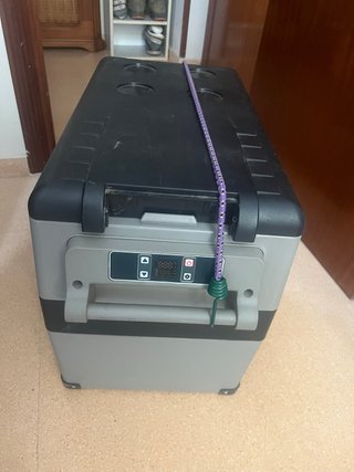 Nevera portátil Alpicool 45L Esta la manilla rota