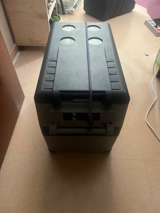 Nevera portátil Alpicool 45L Esta la manilla rota