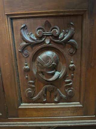Arcón de madera tallada
