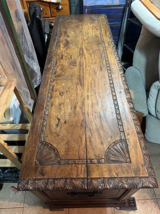 Arcón de madera tallada