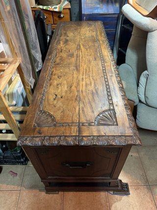 Arcón de madera tallada