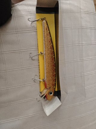 Señuelo de pesca dorado con anzuelos