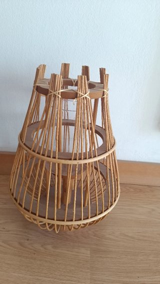 Farol portavelas de ratán y madera