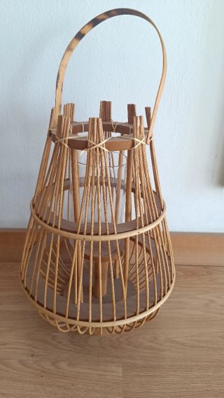 Farol portavelas de ratán y madera