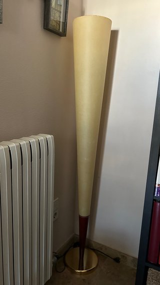 Lámpara de pie cónica beige y dorada