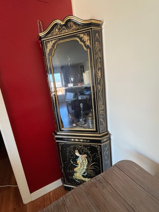 Mueble de esquina negro y dorado