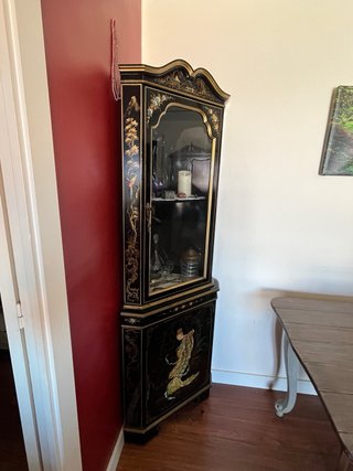 Mueble de esquina negro y dorado