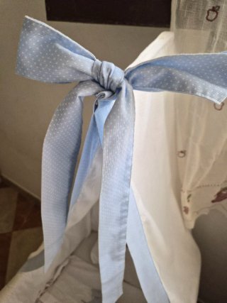 Mini cuna con vestiduras sin colchón