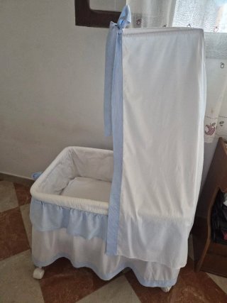 Mini cuna con vestiduras sin colchón