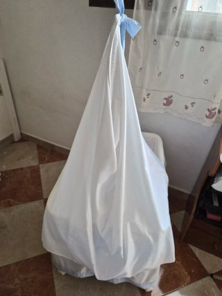 Mini cuna con vestiduras sin colchón