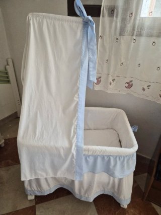 Mini cuna con vestiduras sin colchón