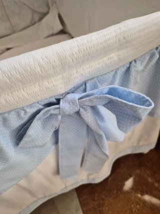 Mini cuna con vestiduras sin colchón
