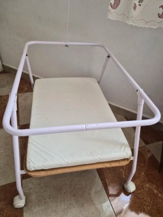 Mini cuna con vestiduras sin colchón
