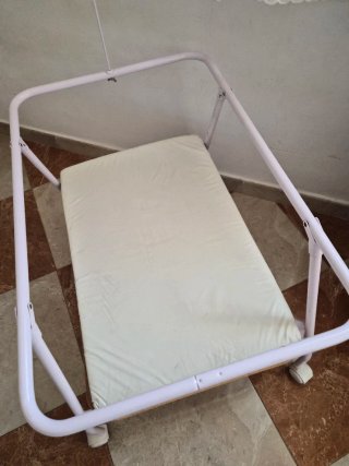 Mini cuna con vestiduras sin colchón