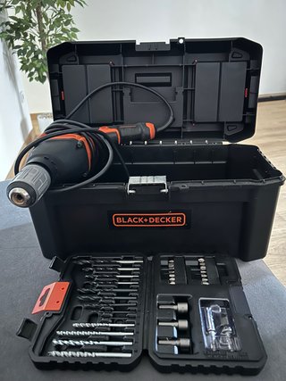Taladro percutor Black+Decker con maletín.