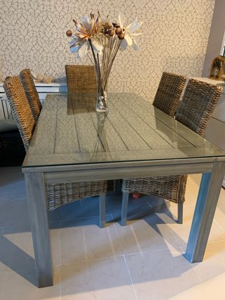Mesa comedor cristal y 6 sillas mimbre