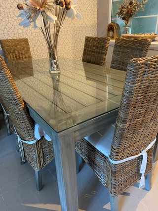 Mesa comedor cristal y 6 sillas mimbre
