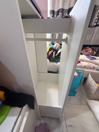 Armario blanco de madera