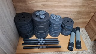 Lote de pesas y barras de gimnasio