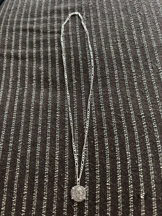 Collar con moneda romana