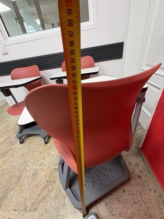 Silla escolar con ruedas y pala.