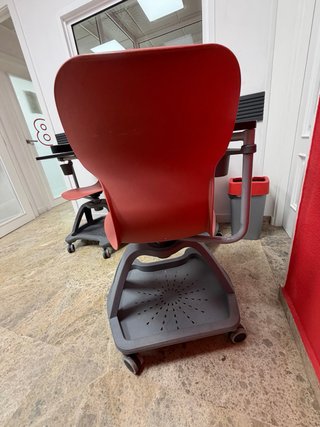 Silla escolar con ruedas y pala.