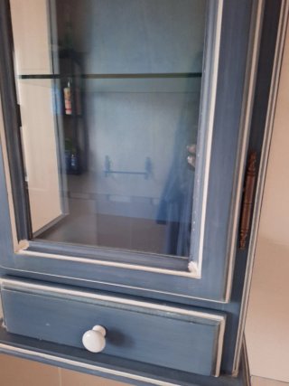Vitrina azul y blanca de madera y cristal