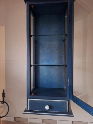 Vitrina azul y blanca de madera y cristal