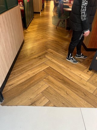 Suelo porcelánico imitación madera espiga