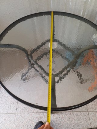 Tavolo rotondo in acciaio e vetro, diametro 85 cm.