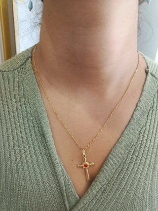 Colgante Cruz Oro con Piedra Roja