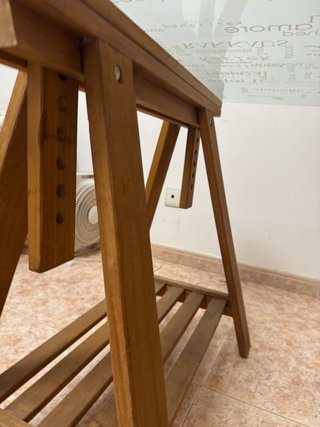 Mesa de cristal grande con patas de madera