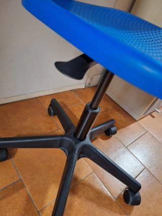 Silla de escritorio azul y negra