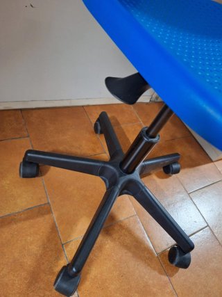 Silla de escritorio azul y negra