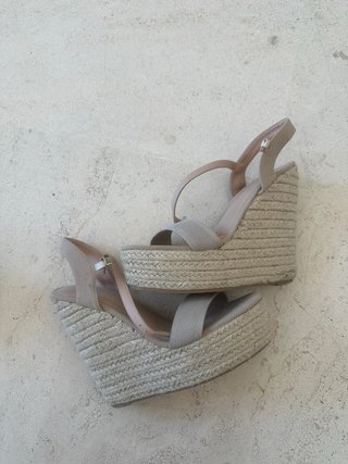 Sandalias cuña beige