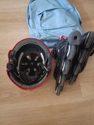 Patines en línea y casco para niño